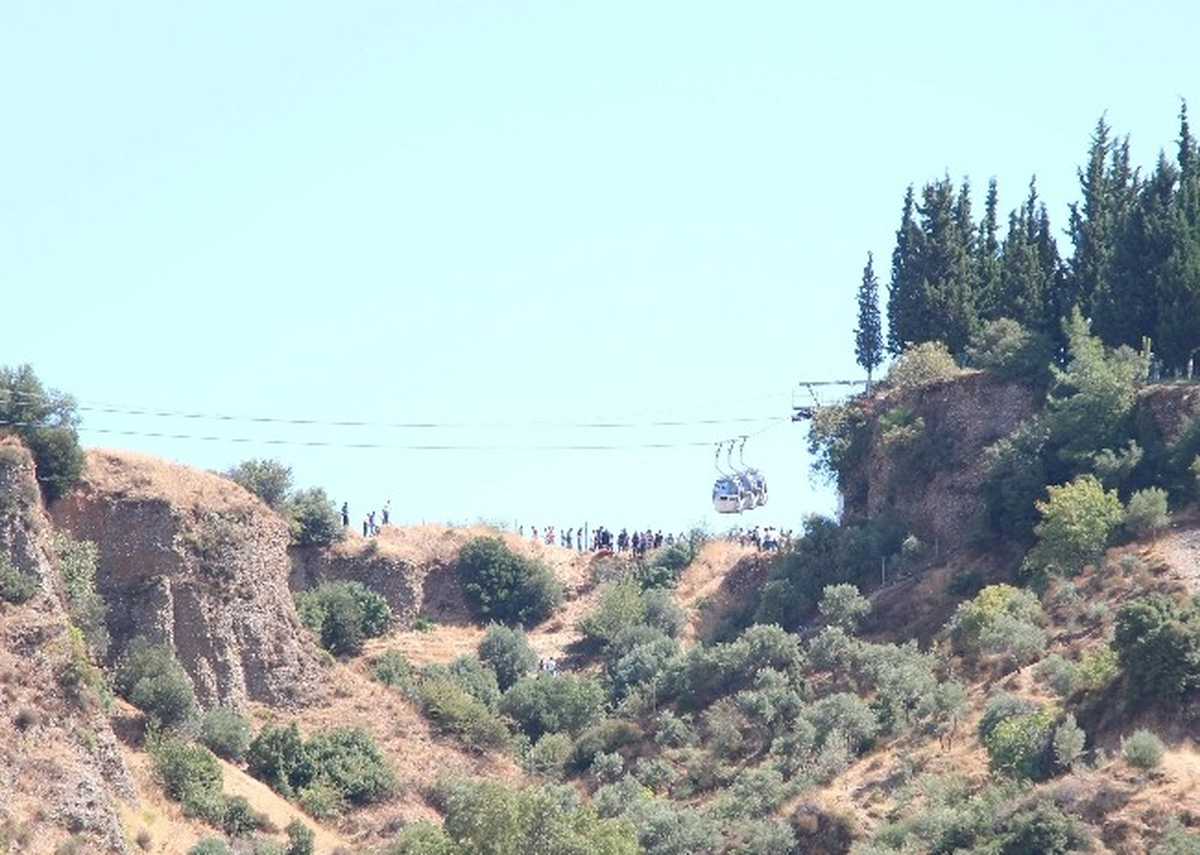 Uçuruma Yuvarlanan Kadın Hastaneye Kaldırıldı