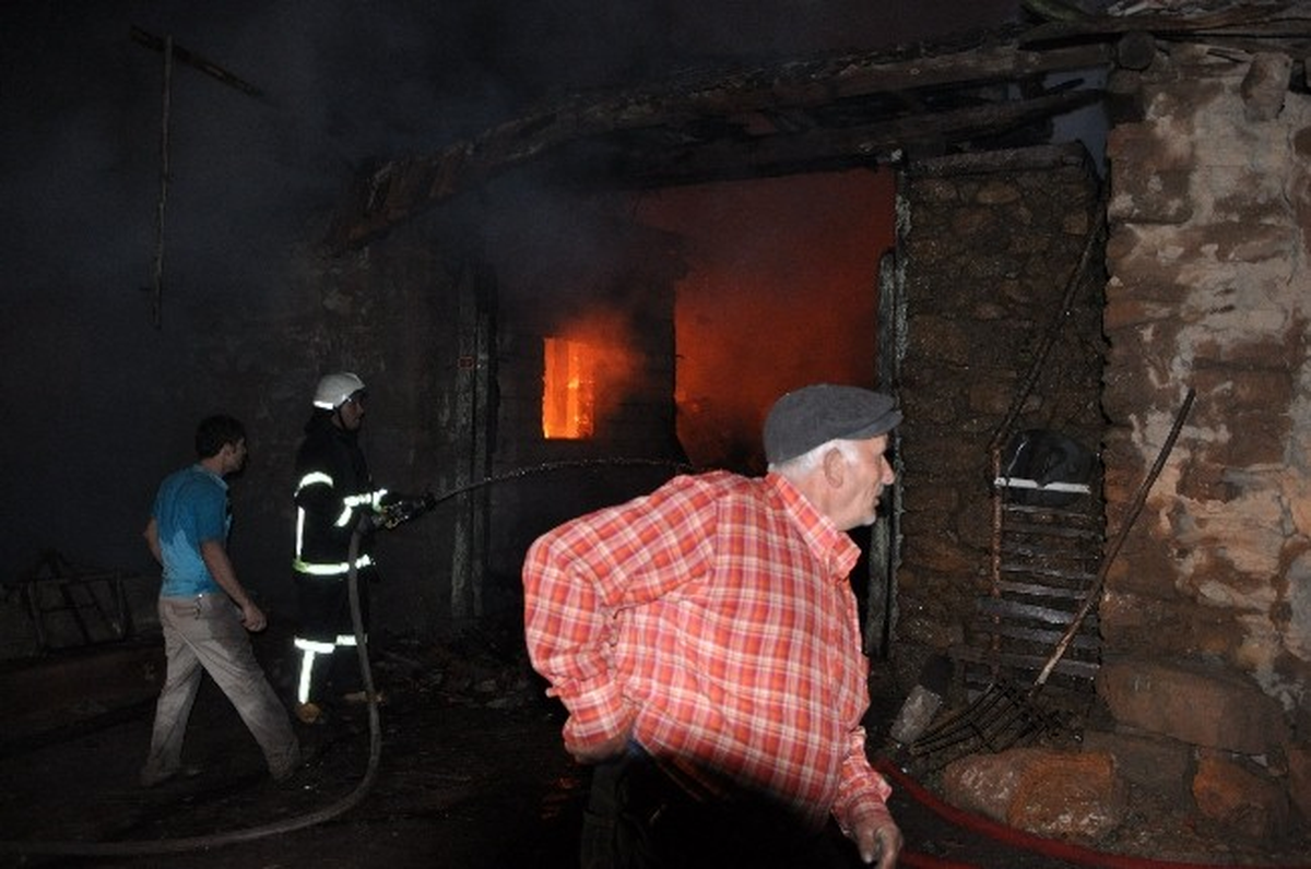 Uşak'ta Çıkan Yangında 2 Ev Kül Oldu