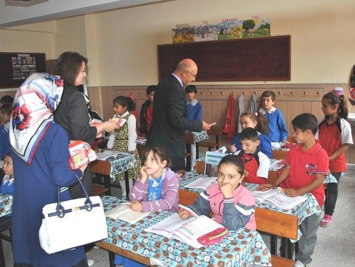 AK Parti\'den Minik Öğrencilere Ziyaret