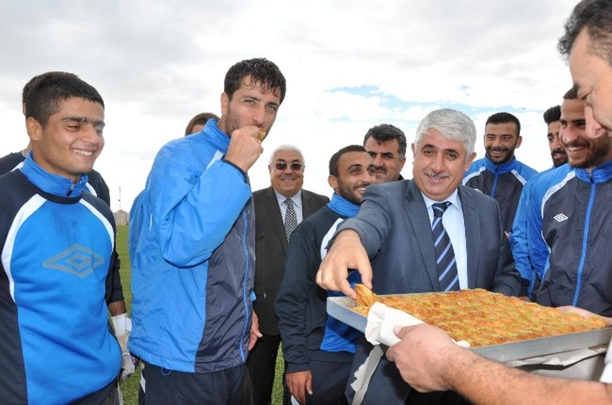 Belediye Başkanı Şimşek ve Meclis Üyelerinden Futbolculara Baklava İkramı