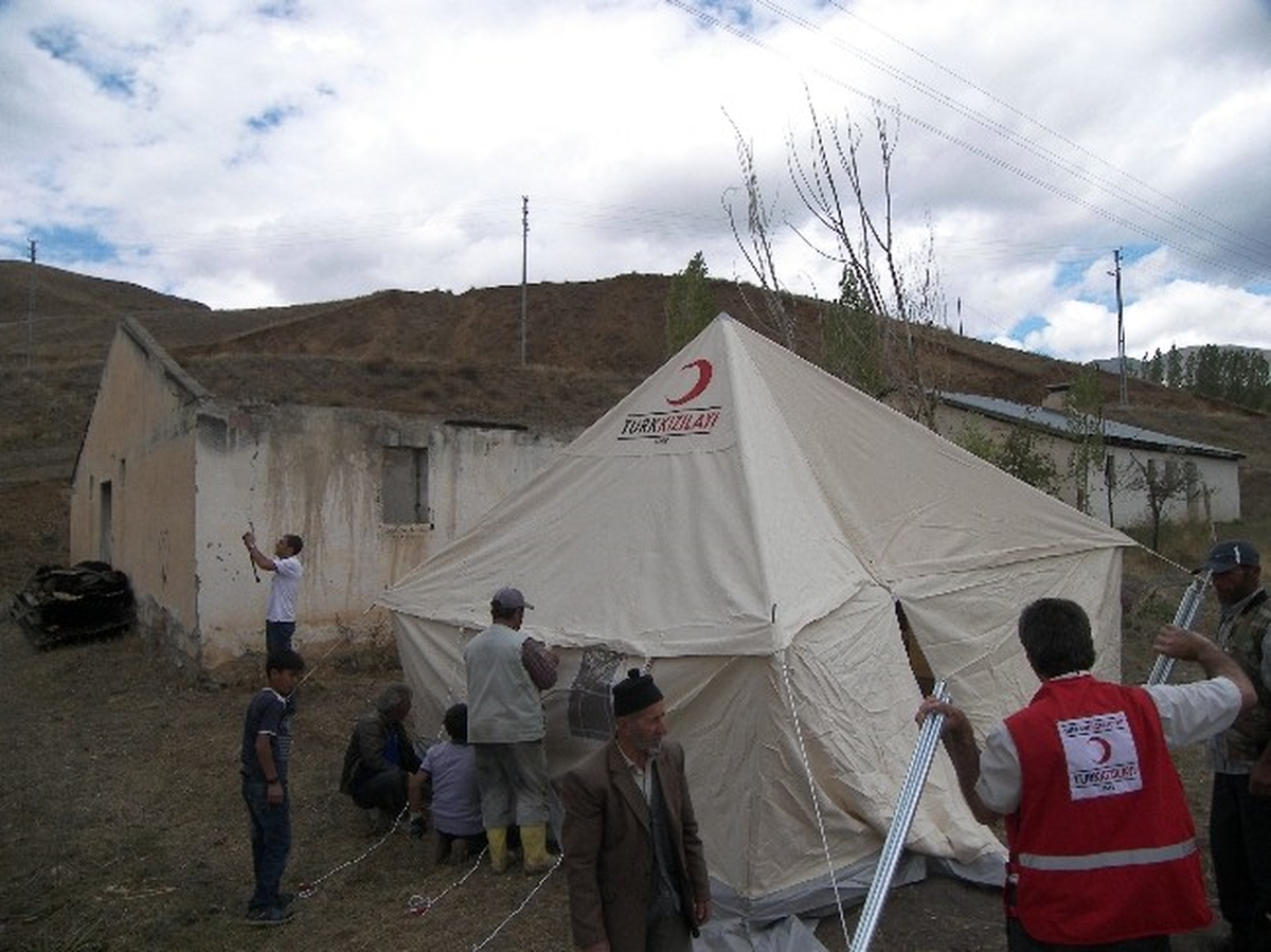 Beyler Köyünde Evi Yanan İki Aileye İlk Yardım Türk Kızılay\'ından Geldi