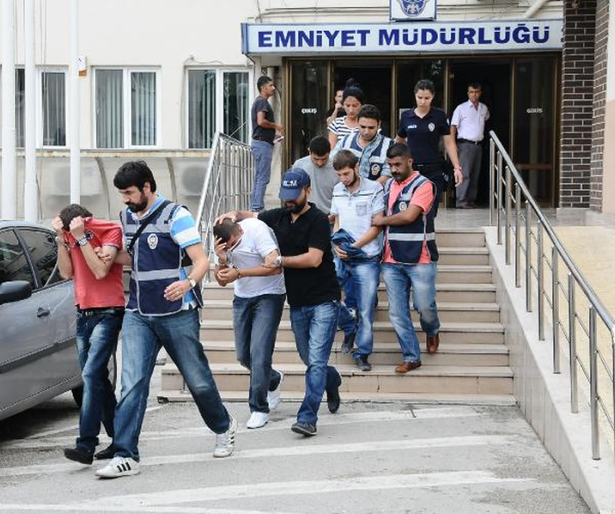 Bursa\'da Uyuşturucu Satıcılarına Şafak Baskını: 21 Gözaltı
