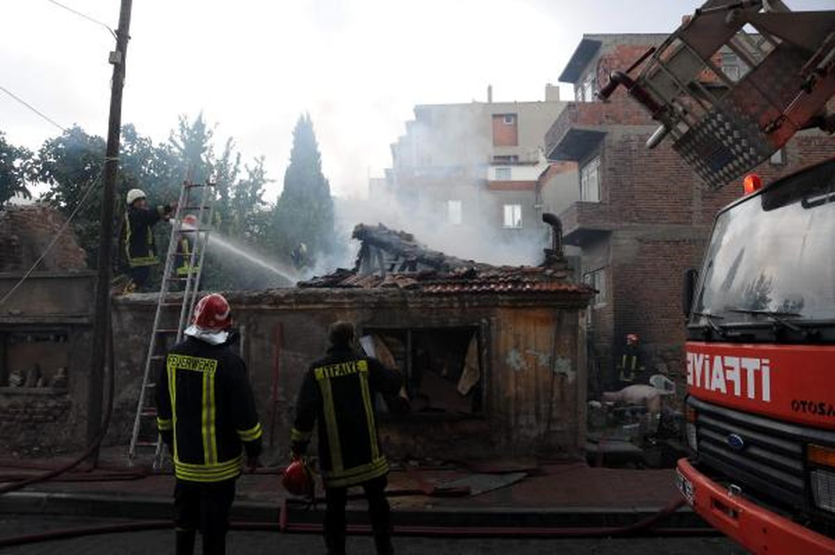 Çanakkale\'de Ev Yandı, 2 Kişi Son Anda Kurtarıldı