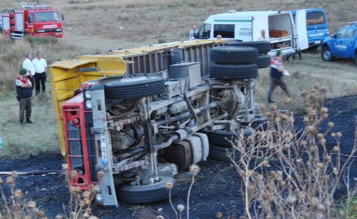 Devrilen Kamyonun Altında Kalan Şoför Öldü