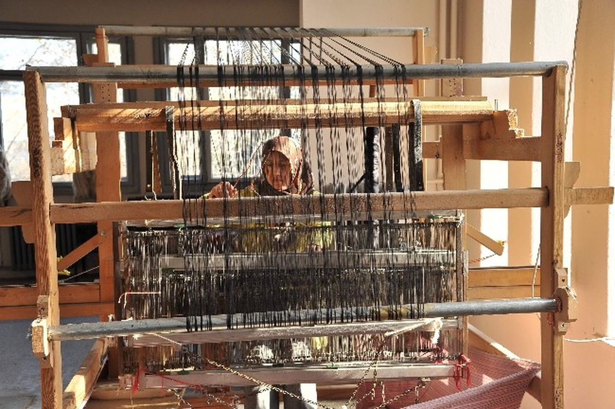 El Dokumaları Makineye Meydan Okuyor