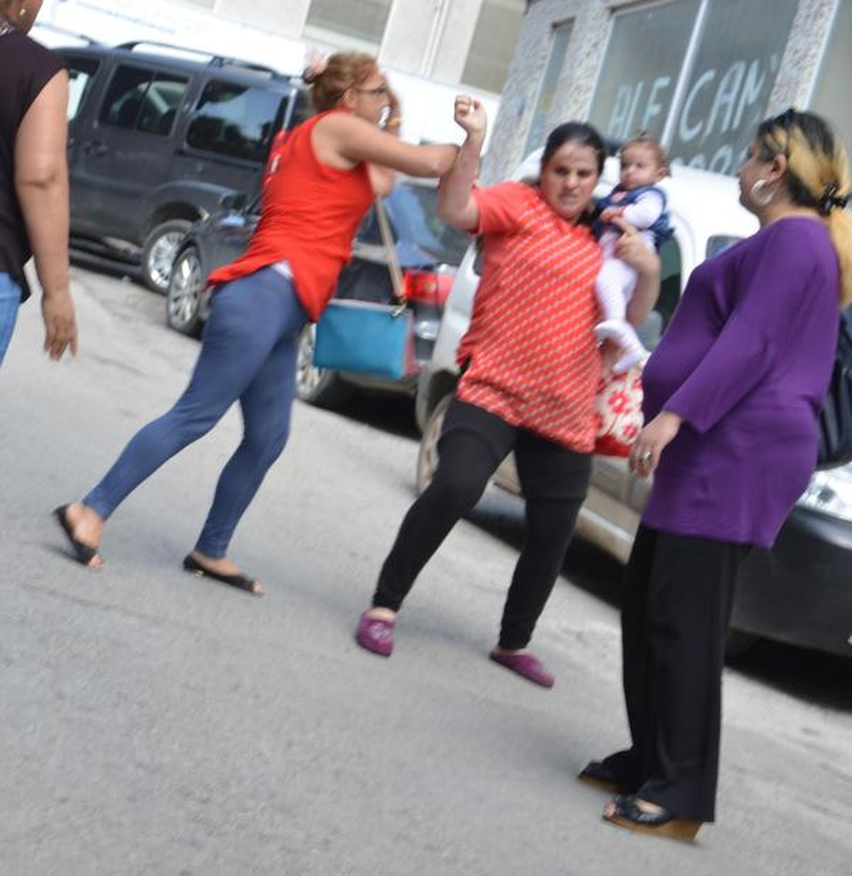 Gelin- Görümce Sokak Ortasında Birbirine Girdi