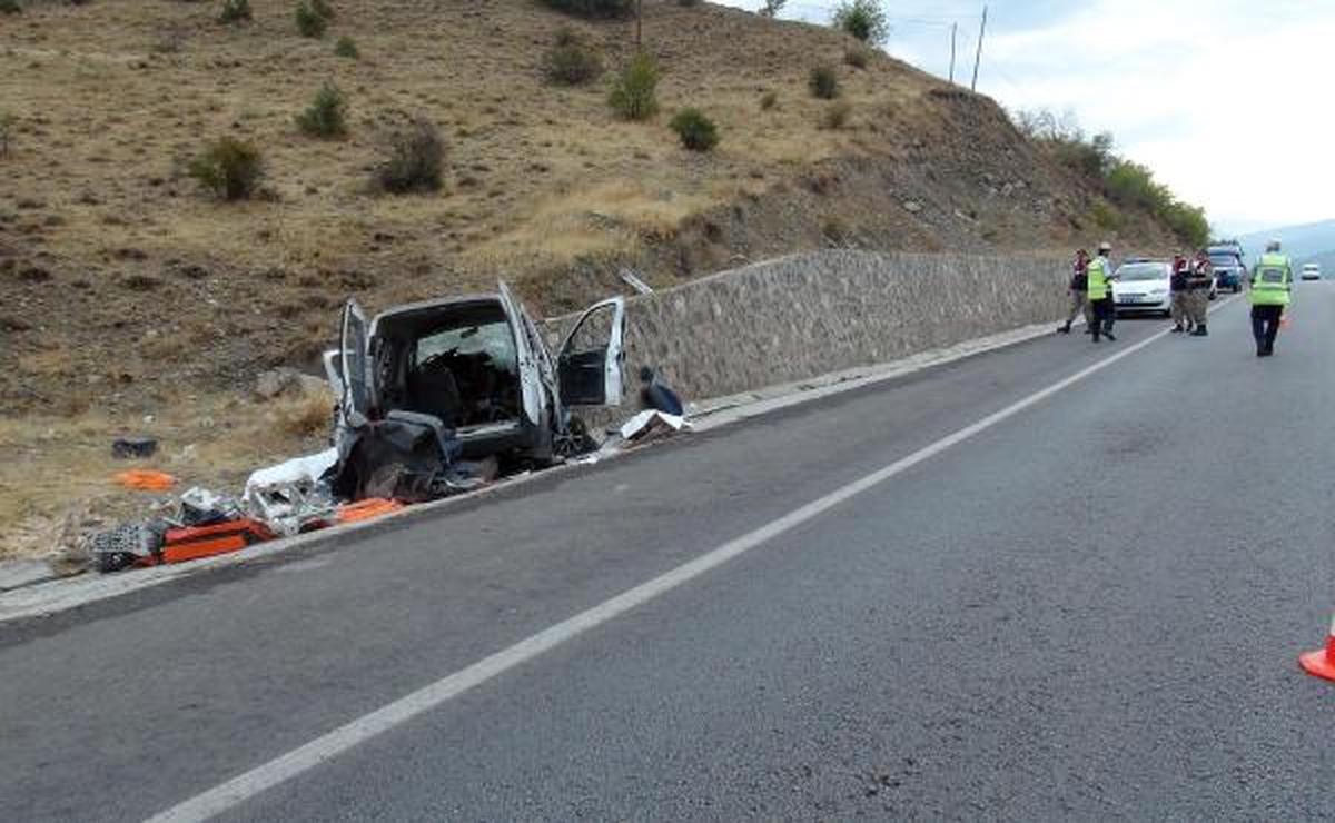 Hafif Ticari Araç İstinat Davarına Çarptı: 2 Ölü