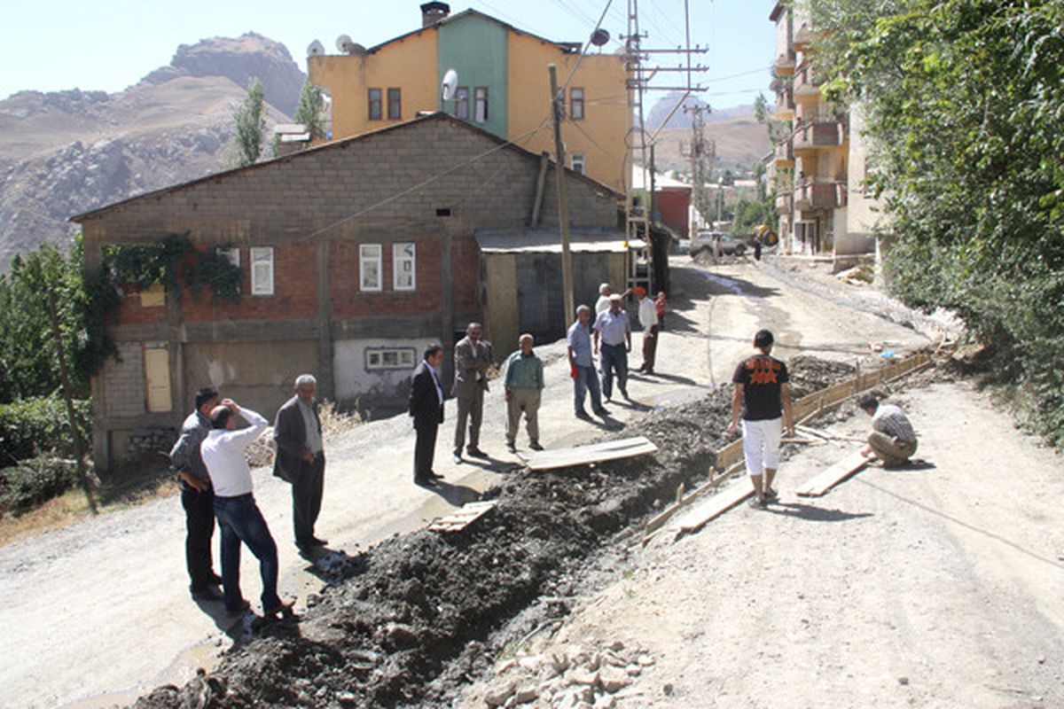 Hakkari Bağlar Mahallesi\'nde Asfalt Çalışması Başladı