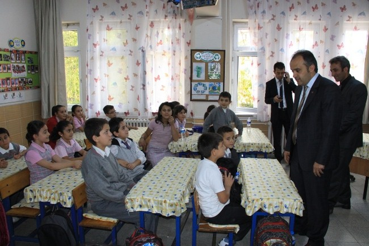 İnegöl Belediyesi\'nden Öğrencilere Kırtasiye Seti