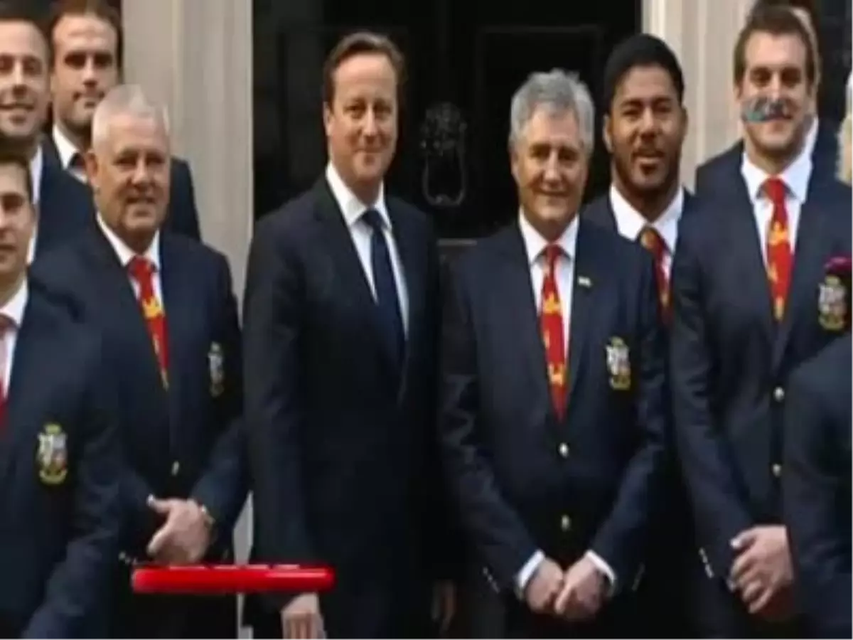 İngiltere Başbakanı David Cameron\'a \'Tavşan Kulak\' Şakası