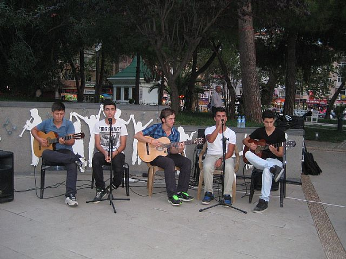İzmit\'te Park´ta Gitar Resitali Verildi
