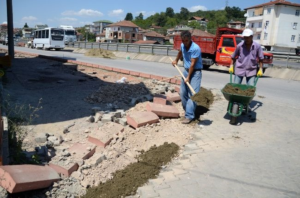 Karatepe\'de Parke Ve Kaldırım Çalışması