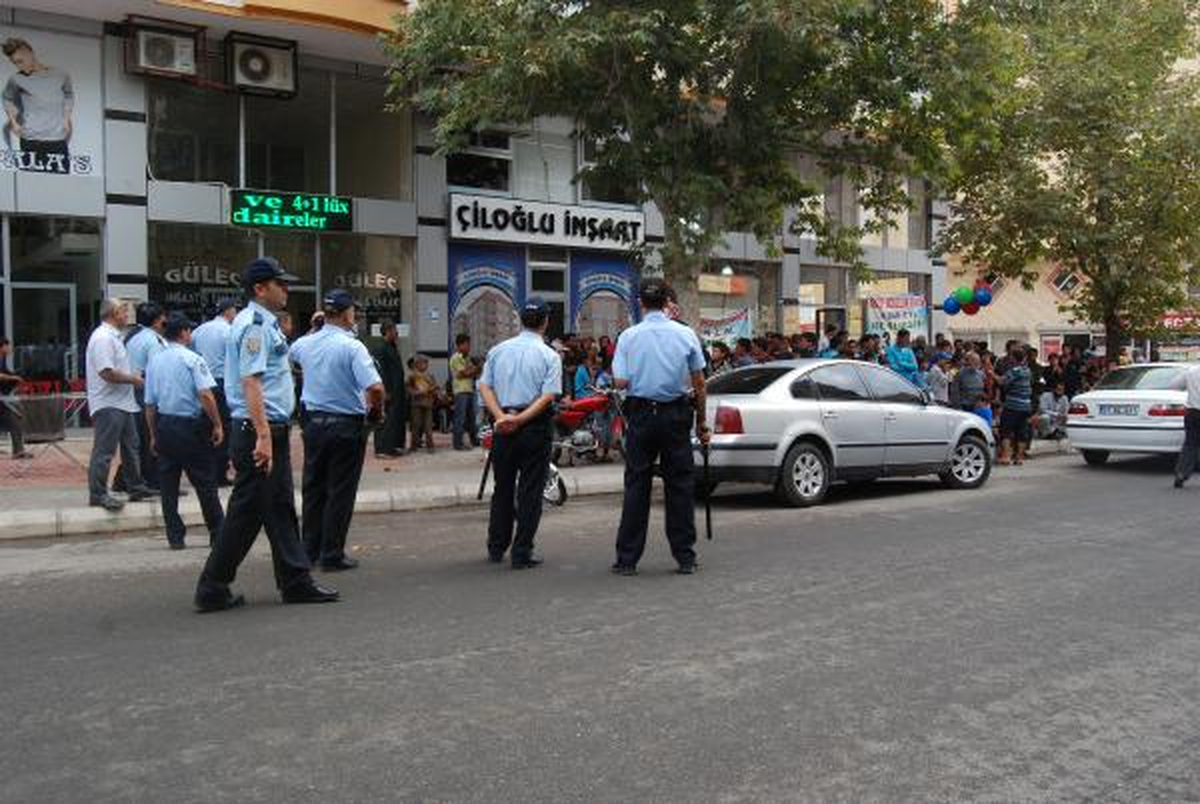 Kaymakamlığa Yürümek İsteyen Suriyeliler\'e Polis Engeli