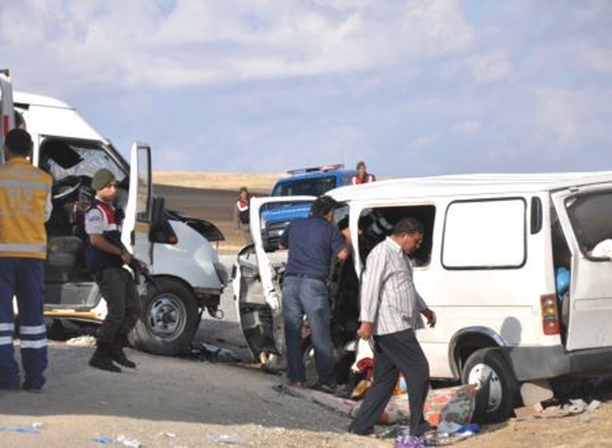 Kırşehir\'de 2 Minibüs Çarpıştı: 14 Yaralı