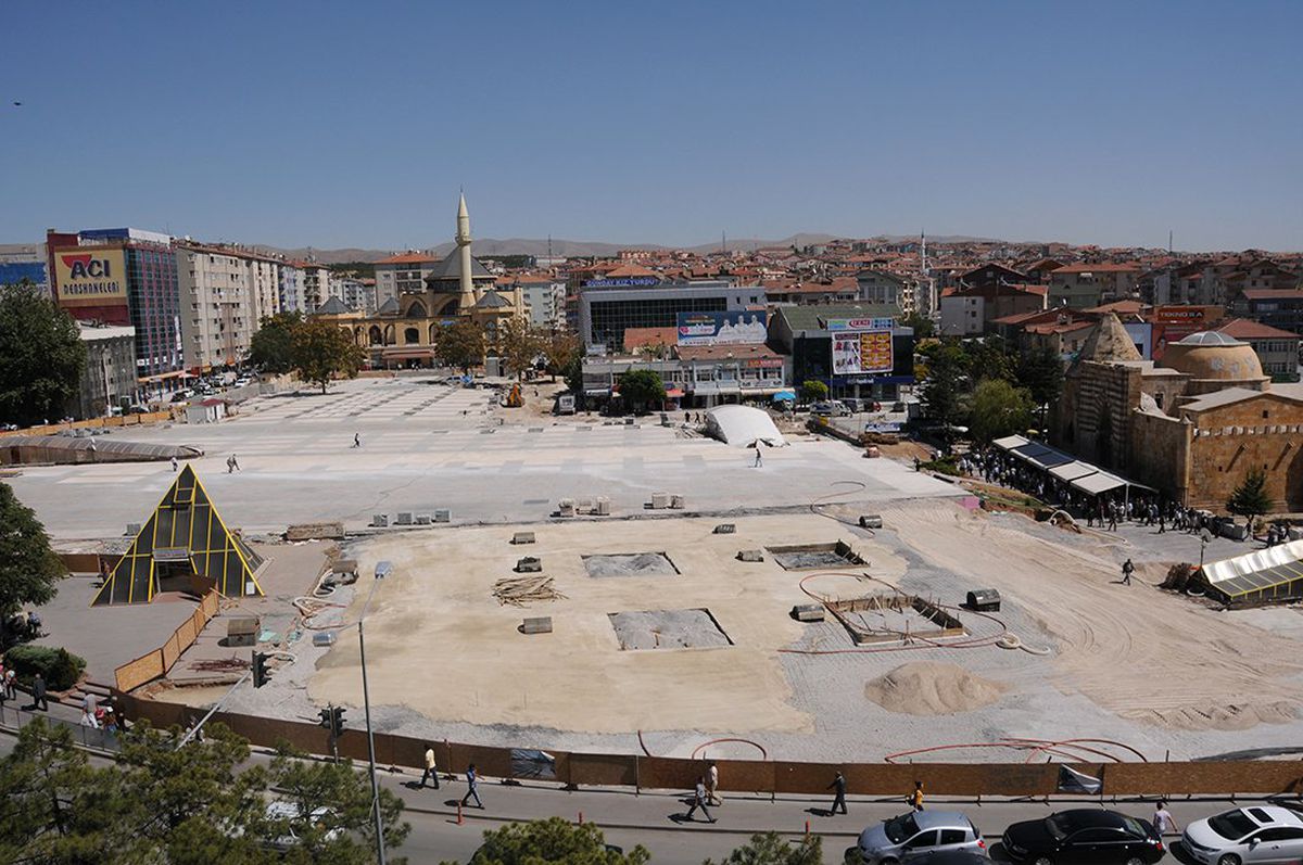 Kırşehir\'de Cacabey Meydan Düzenlemesi Devam Ediyor