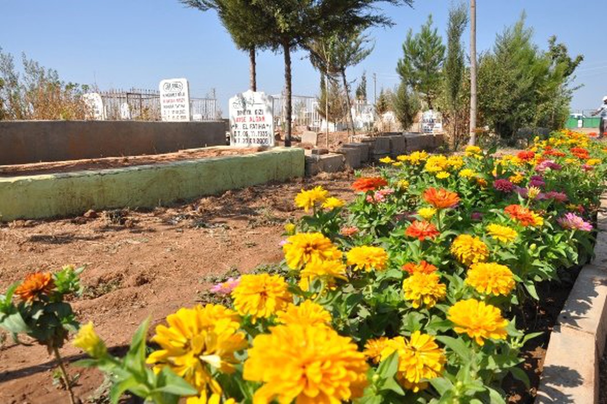 Kızıltepe\'de Mezarlık Temizleme Çalışmaları Devam Ediyor