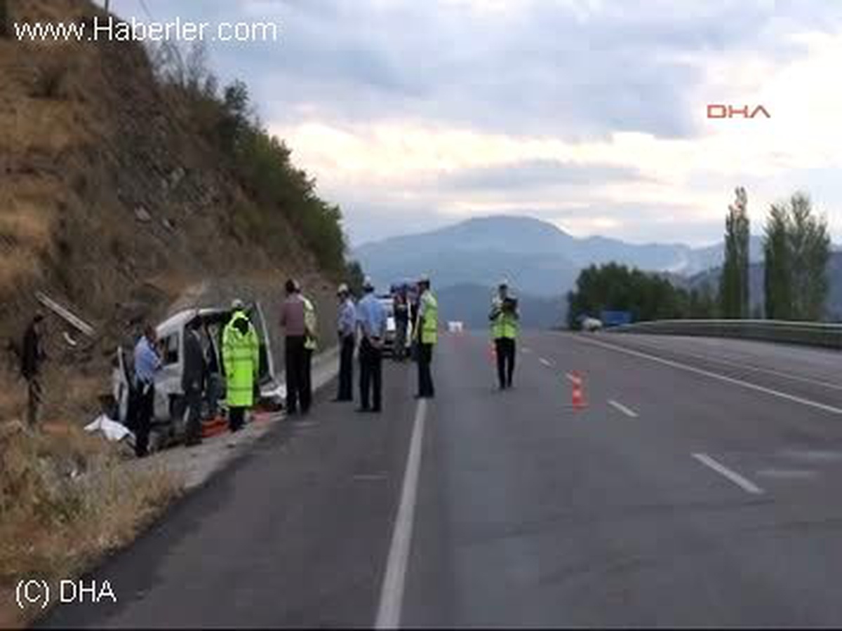 Otomobil 100 Kilometre Hızla Duvara Çarptı 2 Ölü
