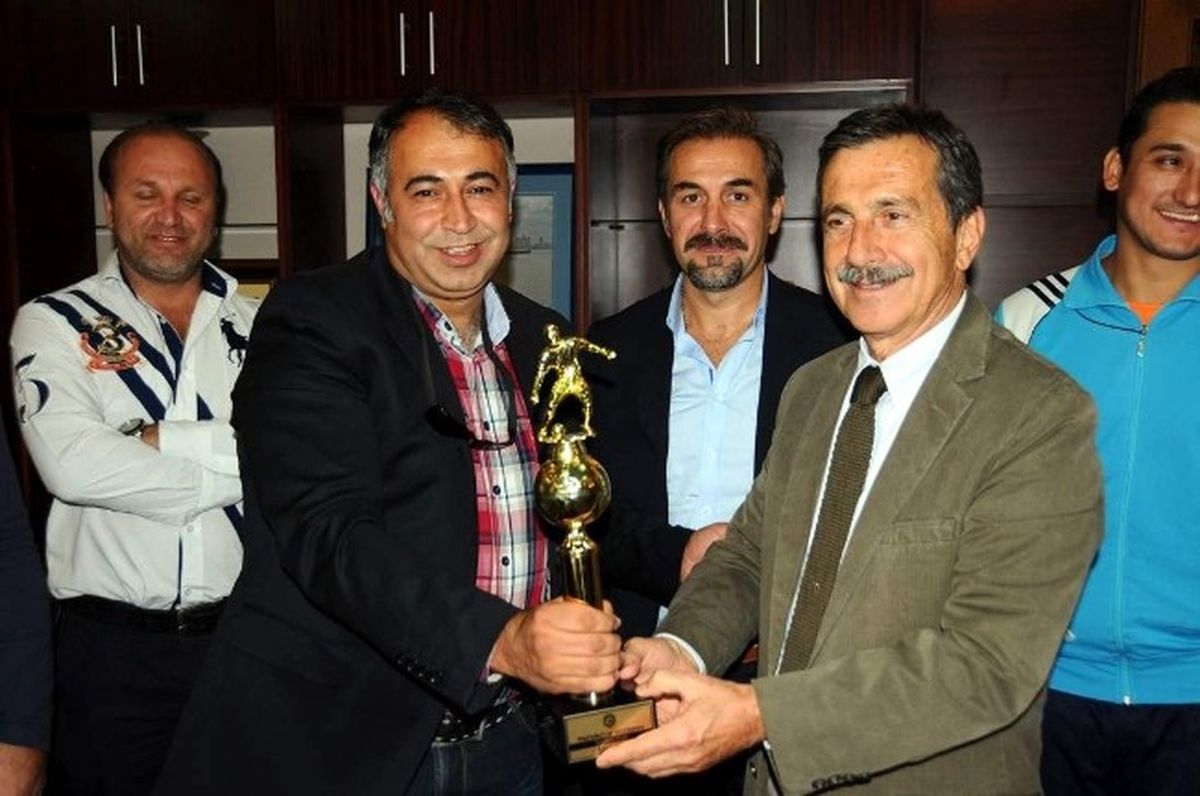 Şampiyonluk Kupasını Başkan Ataç\'a Hediye Ettiler