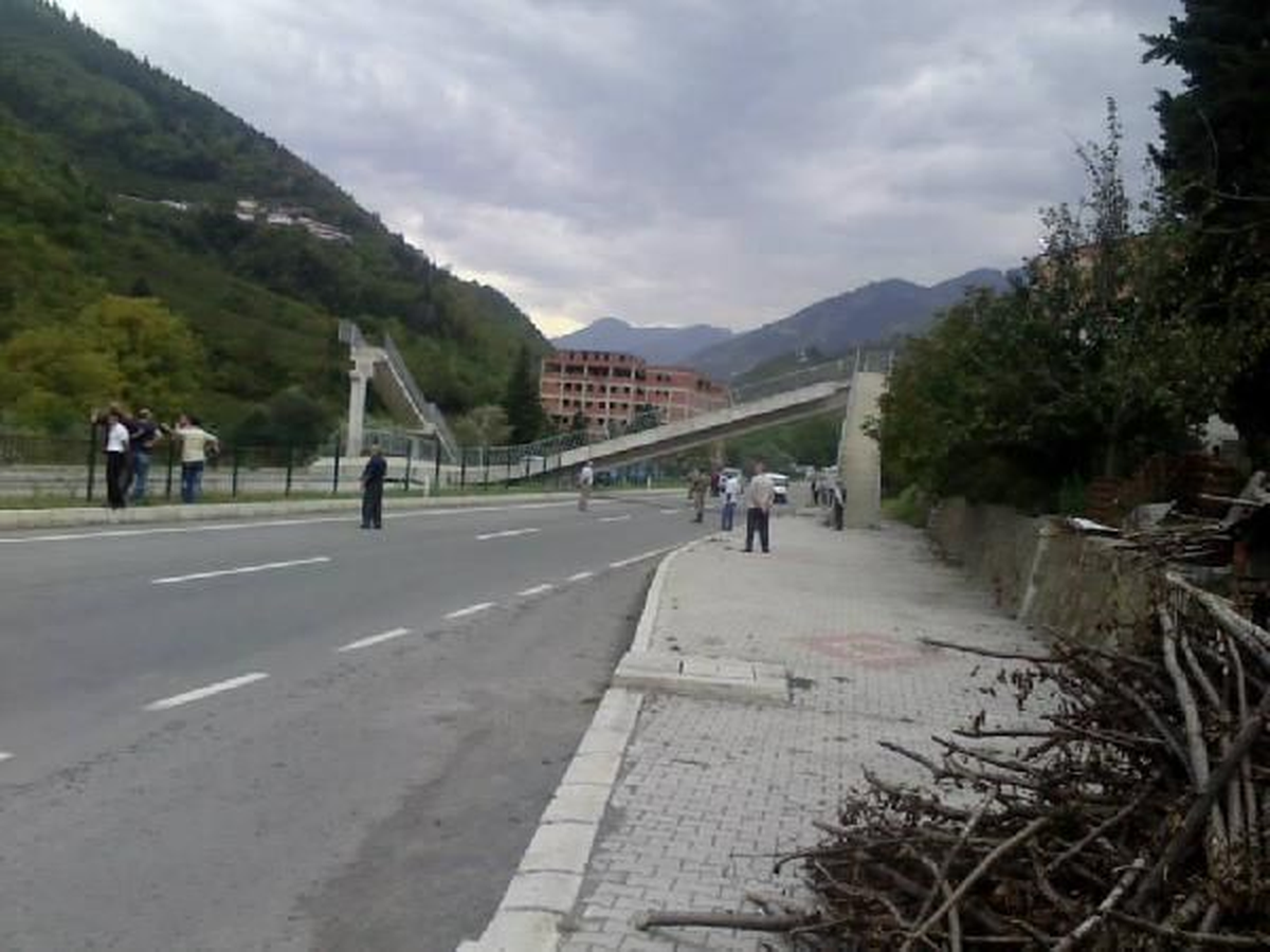 Trabzon\'da İş Makinesinin Çarptığı Üst Geçit Çöktü
