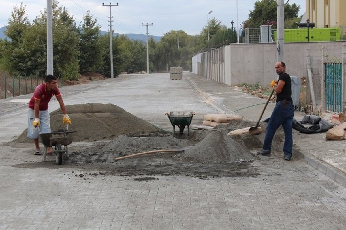 Yalova Beledıyesı\'nden Merkez Köy Yollarına 9 Bin Ton Asfalt