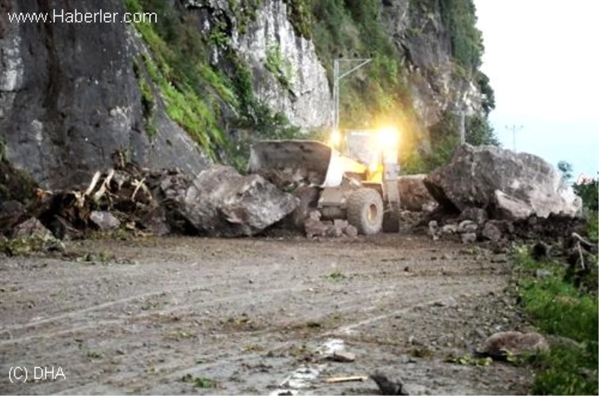 Artvin\'de Yamaçtan Kopan Kayalar Yolcu Minibüsünü Devirdi