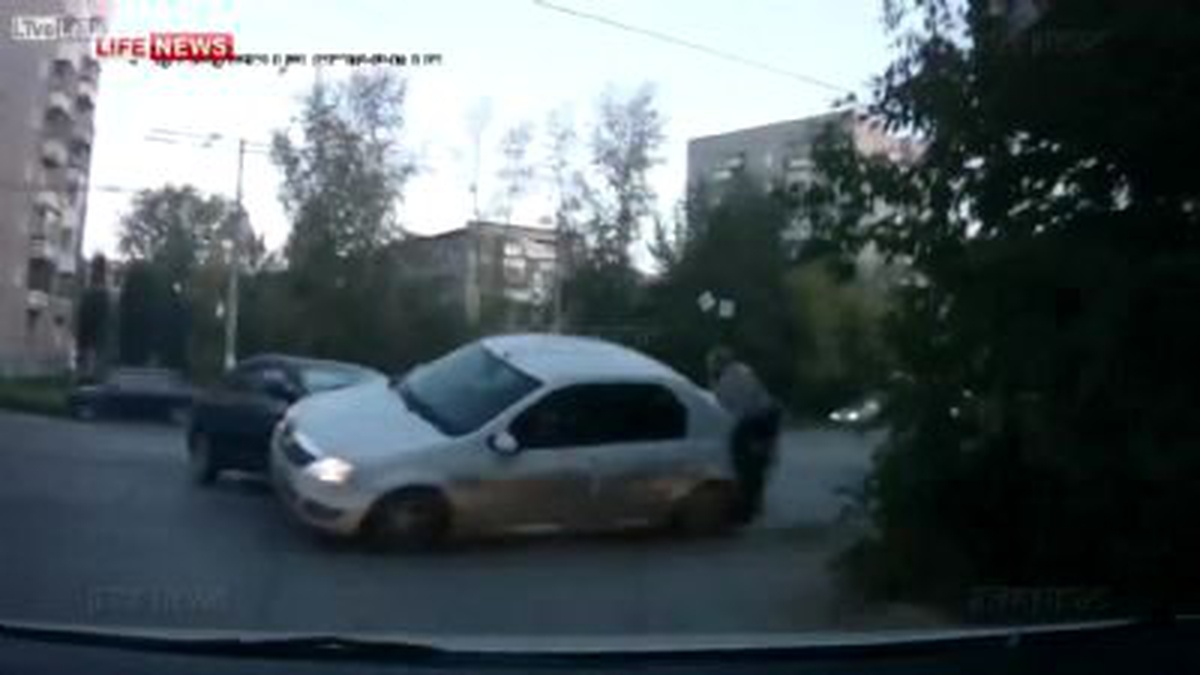Çarpışan Arabalar, Yol Kenarındaki Yaşlı Adamı Ezdi