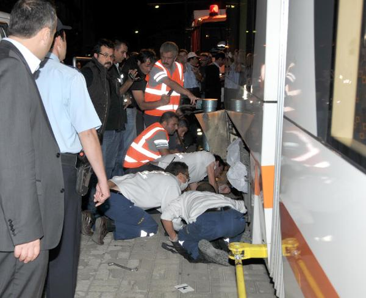 Yolun Karşısına Geçmeye Çalışan Çocuk Tramvayın Altında Kalıp Öldü