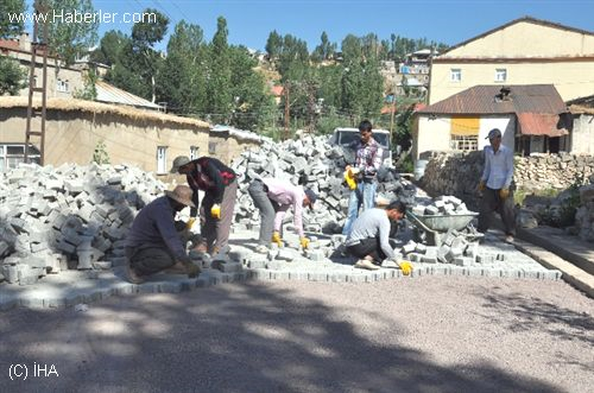Yüksekova\'da Kaldırım Çalışması