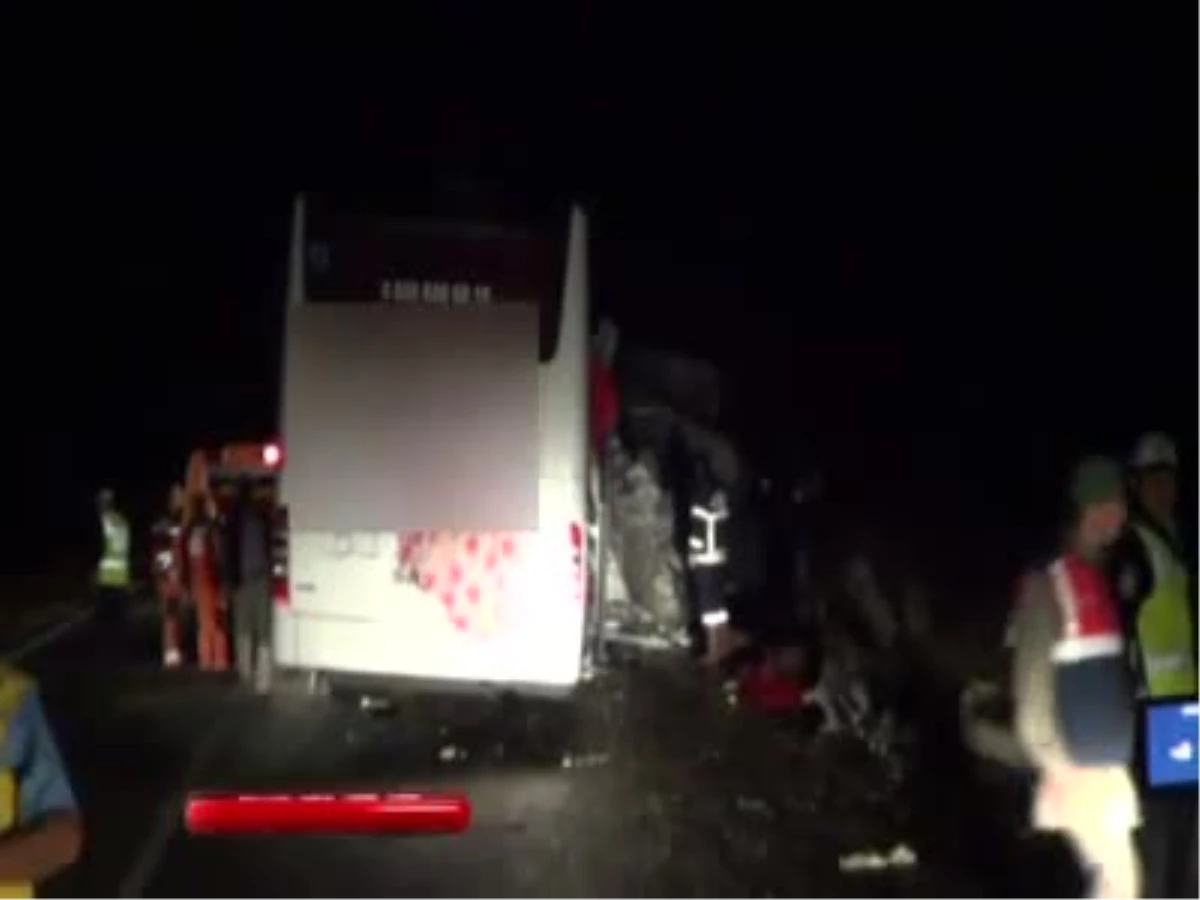 Afyonkarahisar\'da Feci Kaza: 7 Ölü, 25 Yaralı