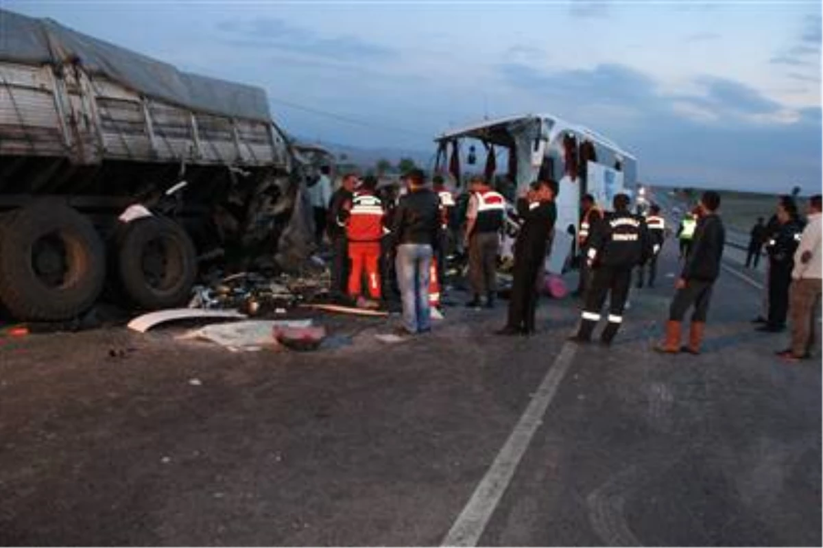 Afyonkarahisar\'da Katliam Gibi Kaza: 7 Ölü, 25 Yaralı