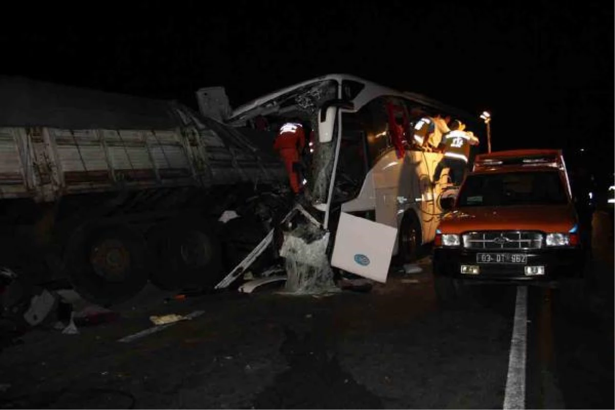 Afyonkarahisar\'da Kaza: 7 Ölü, 25 Yaralı