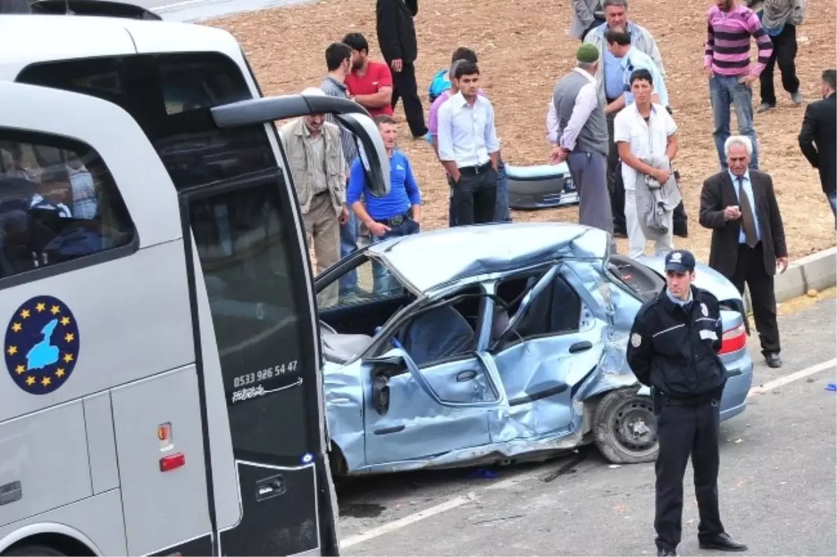 Ağrı'da Otomobille Otobüs Çarpıştı: 1 Ölü, 4 Yaralı
