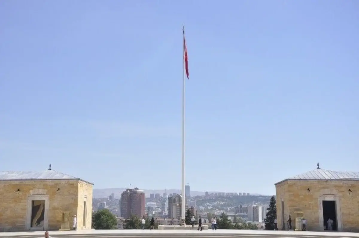 Anıtkabir\'deki Bayrak Direği Değiştirilecek
