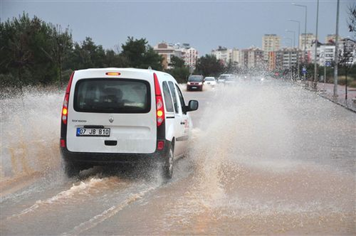 Antalya\'da Sağanak Etkili Oldu