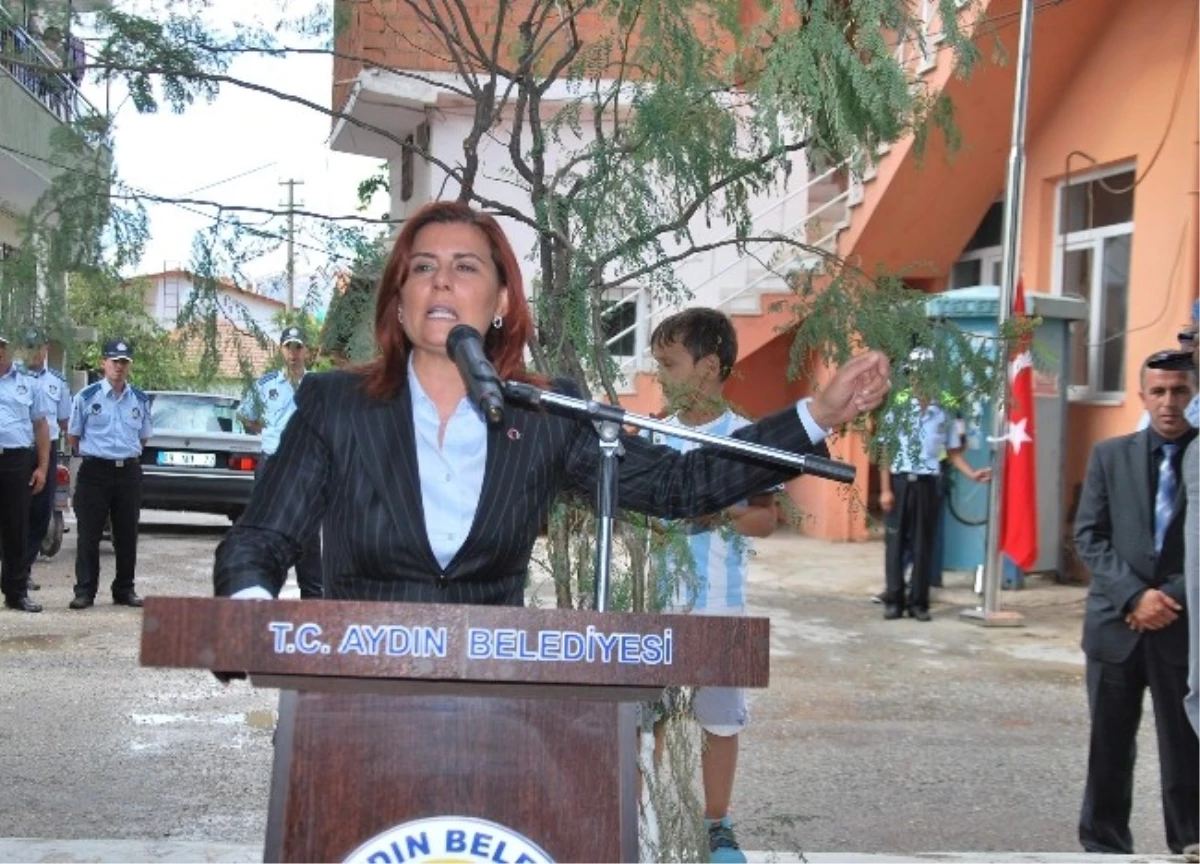 Aydın Belediyesi İki Köye Bayrak Direği Diktirdi