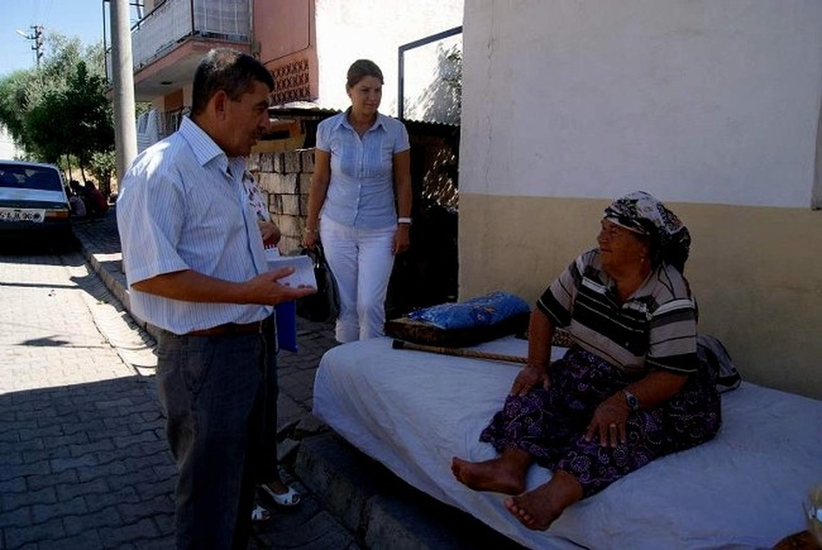 Aydın Yaşlı Çınarlarını Evlerinde Ziyaret Ediyor