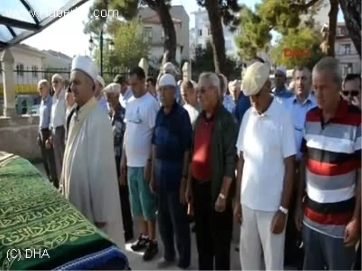 Aykut Kocaman\'ın, Eşinin Anneannesi Toprağa Verildi