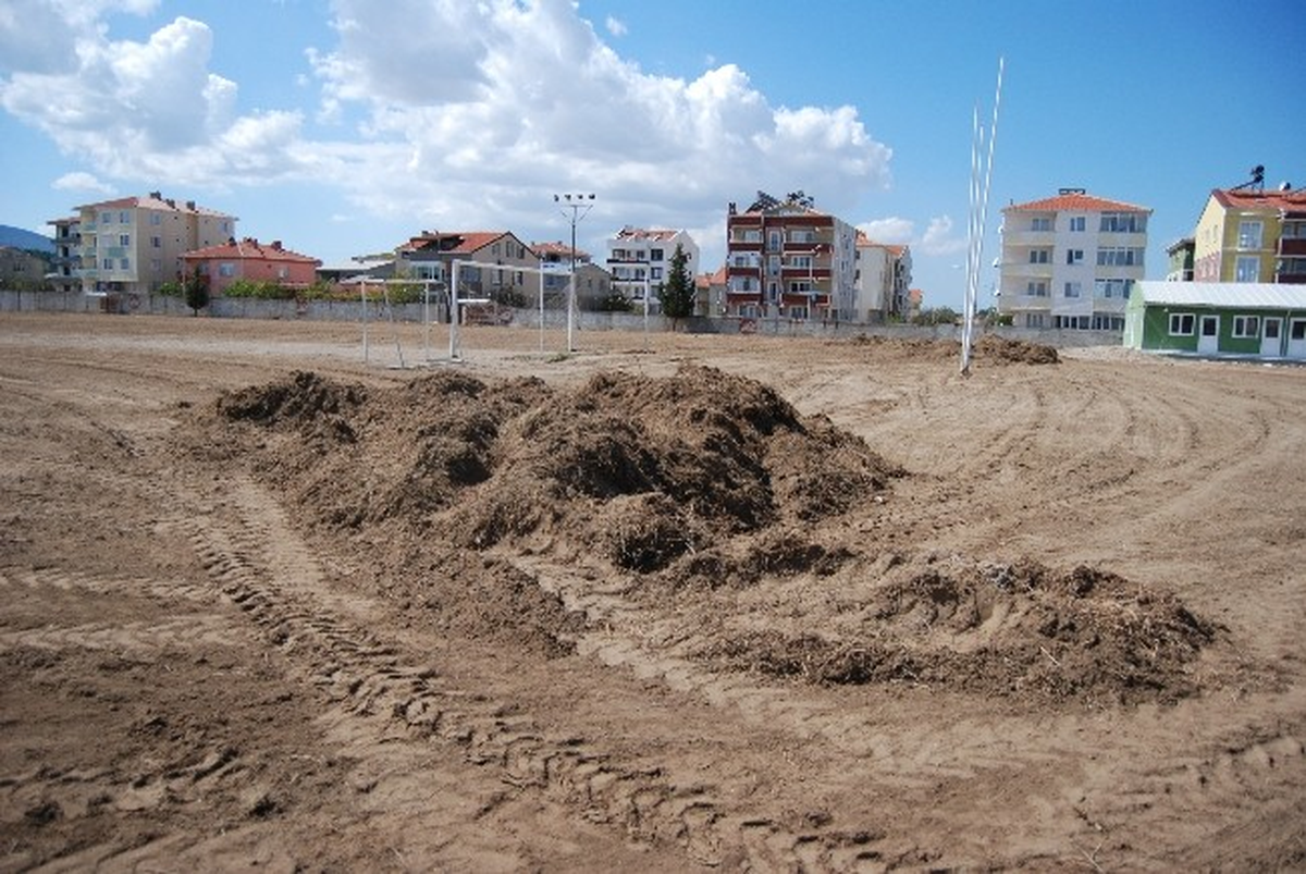 Bayramiçspor Futbol Sahası Acınacak Halde