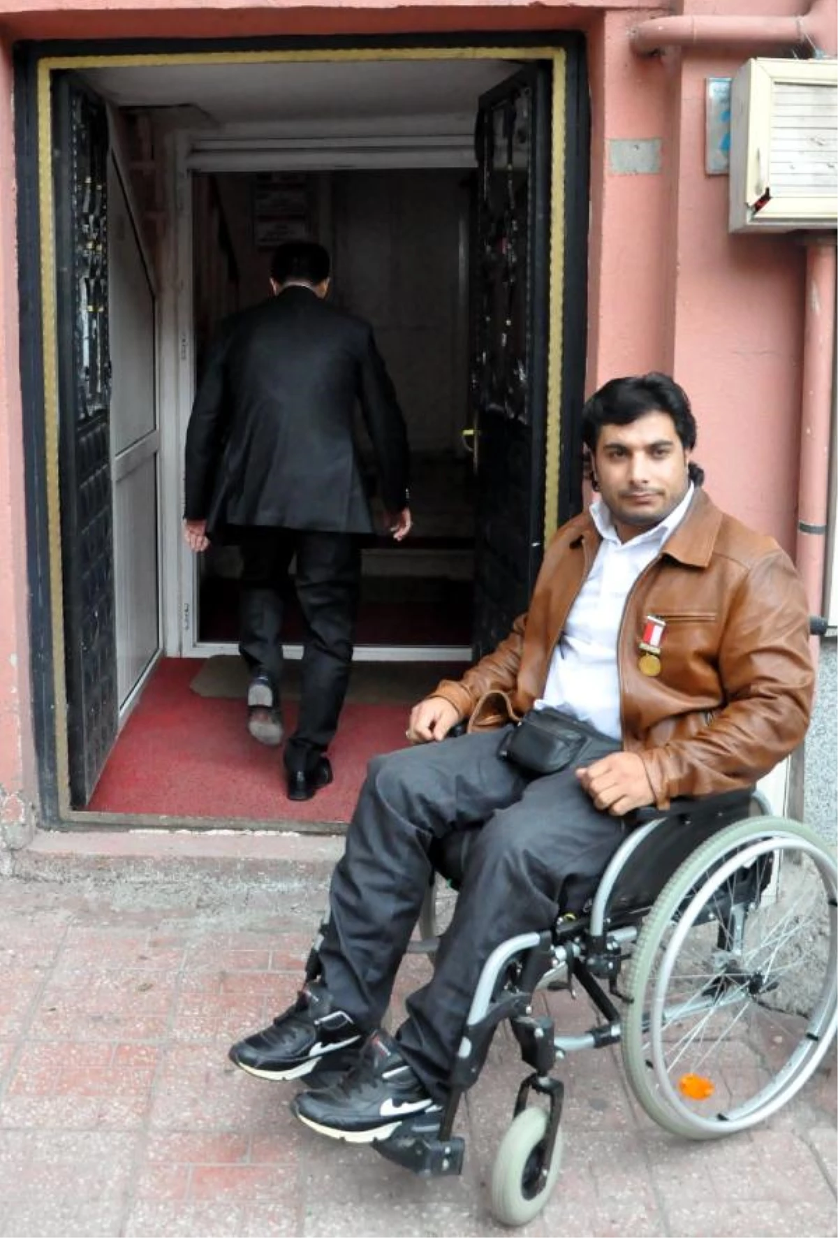 Bedensel Engelli Gazi, Arkadaşlarının Yanına Çıkamadı