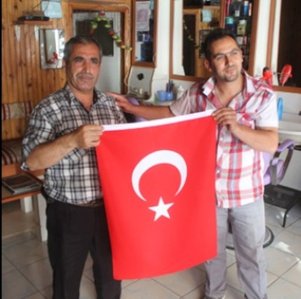 Beyşehir\'de Gaziler Haftası Dolayısıyla Bayrak Dağıtıldı