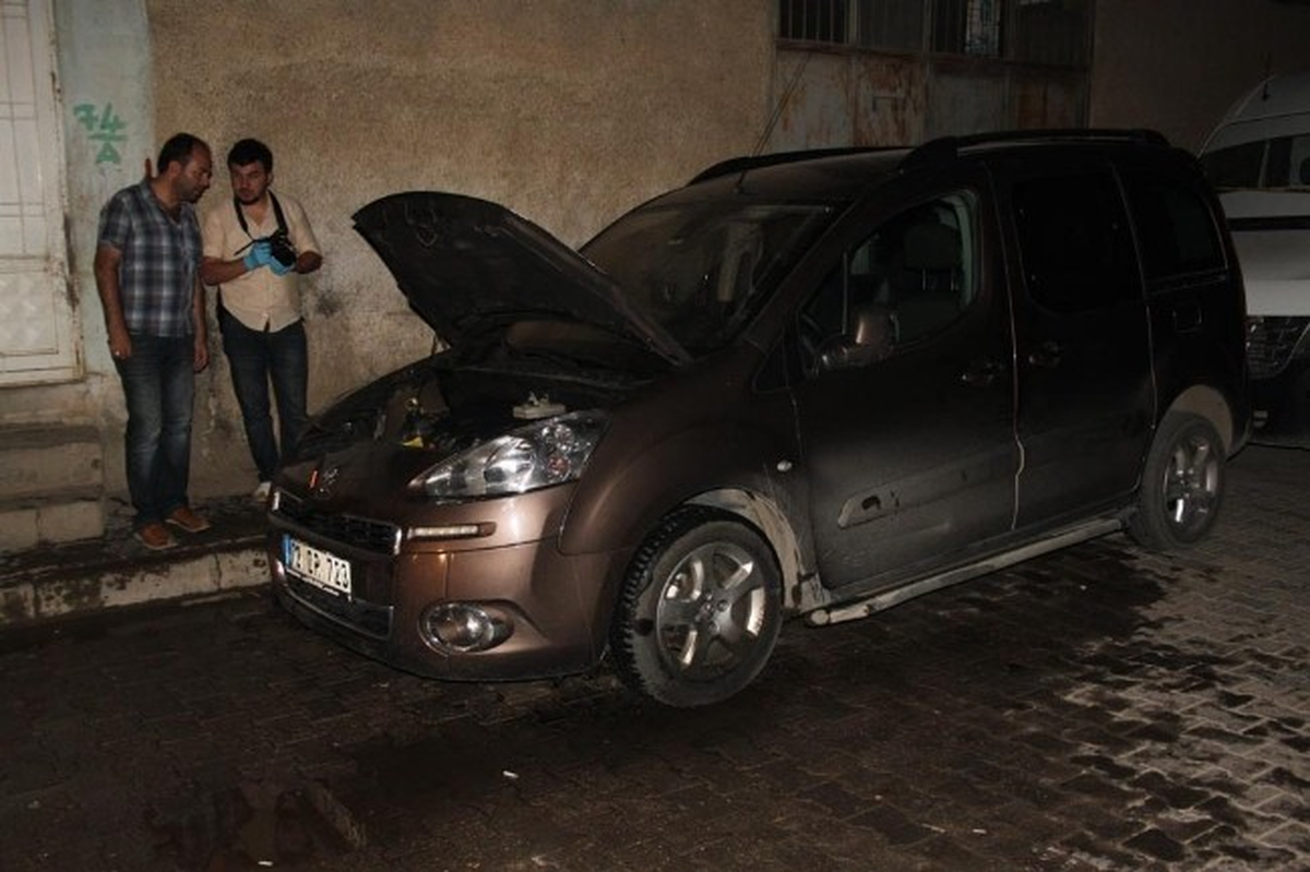 Cizre\'de Park Halindeki Araca Bomba Atıldı
