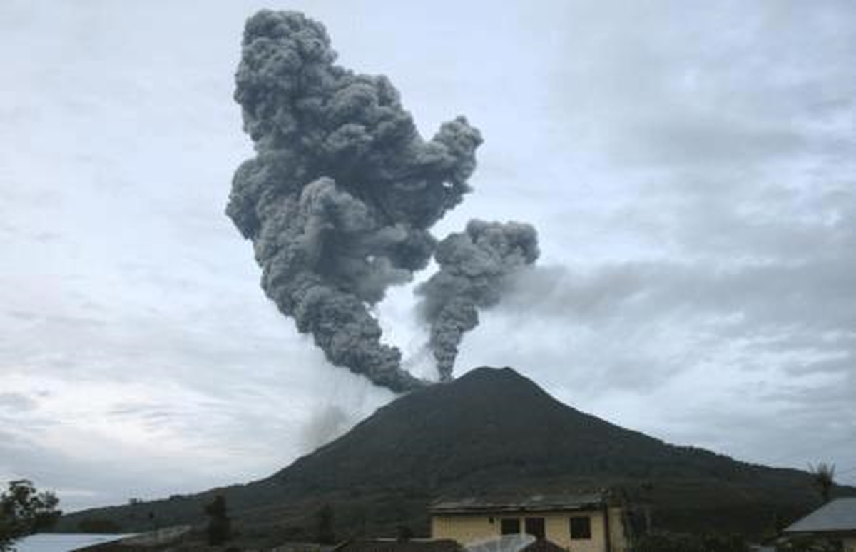 Endonezya\'daki Sinabung Yanardağı Diriliyor