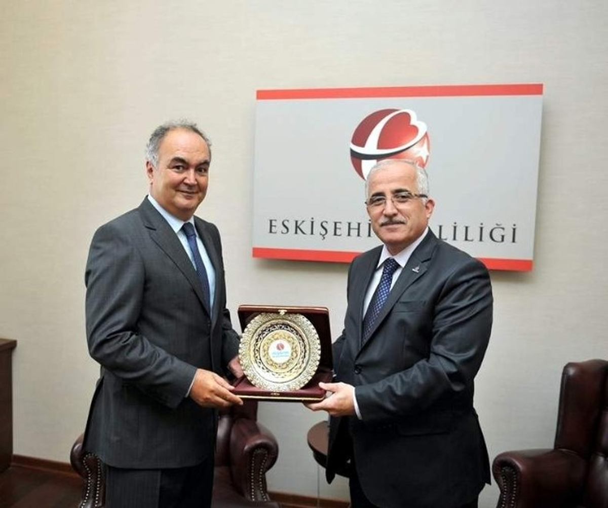 Eski Vali Güven, Yeni Vali Tuna\'yı Ziyaret Etti
