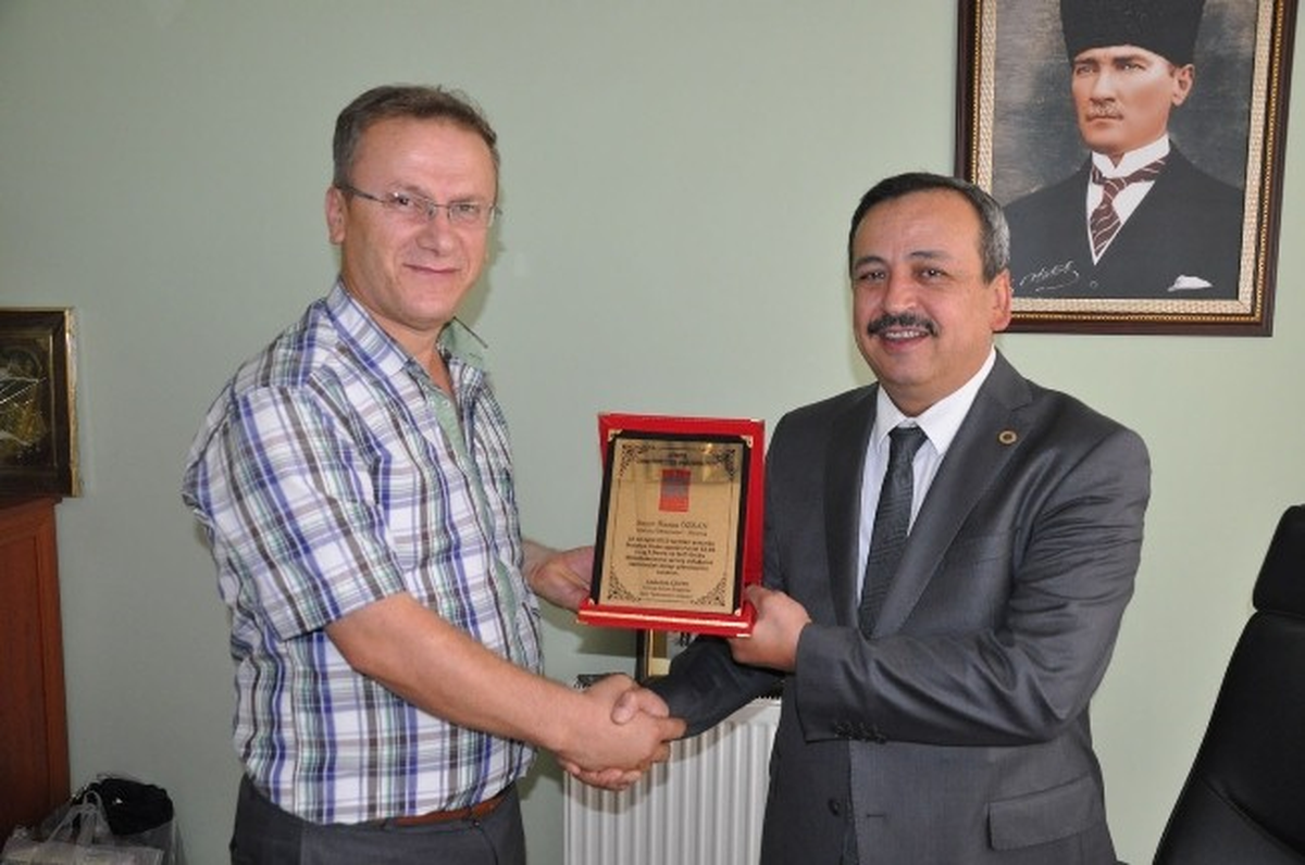 Görme Engelliler Spor Federasyonu\'ndan Özkan\'a Plaket