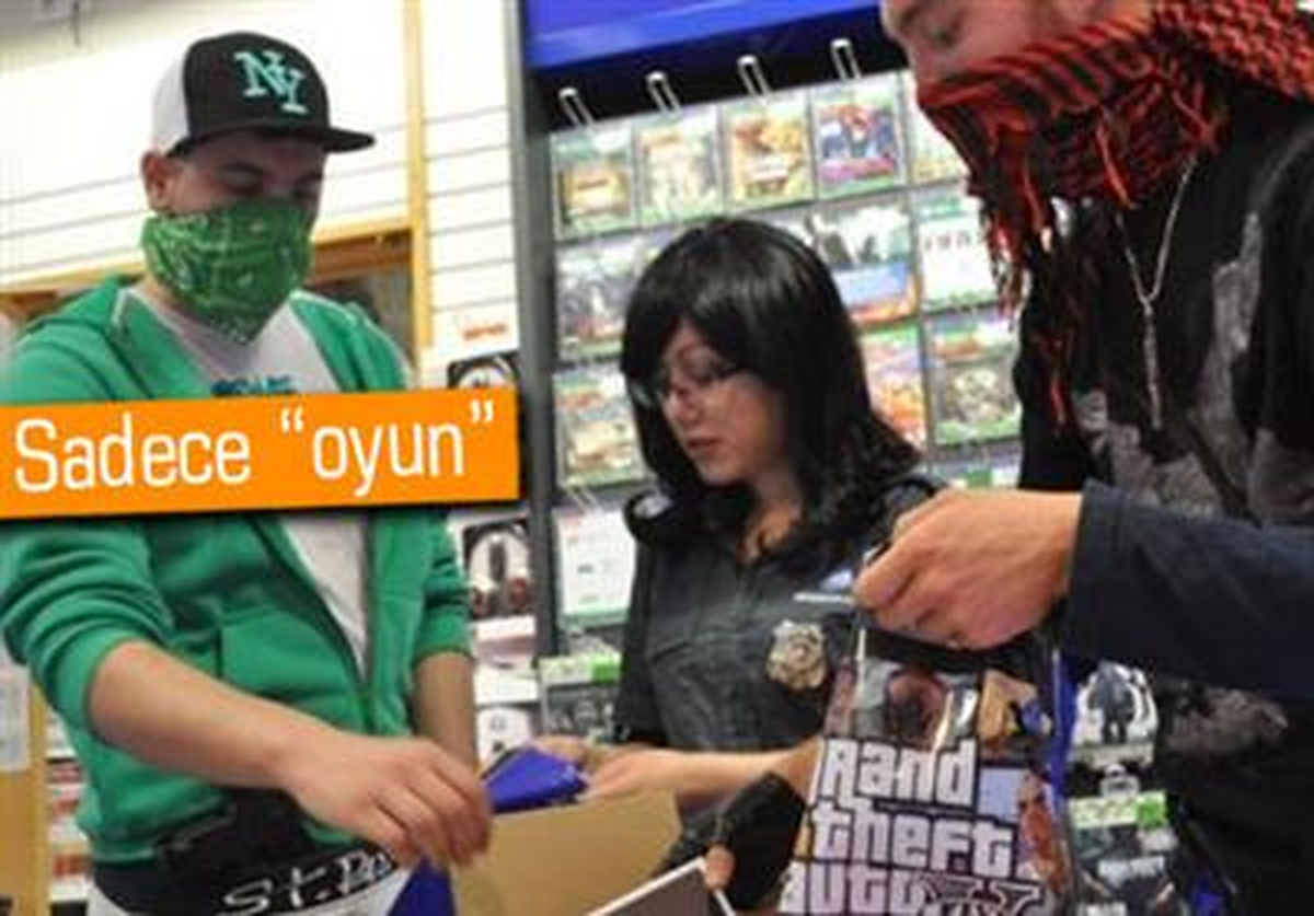 Gta 5 Soygunu Olduğunu Sanan 15 Polis, Oyun Mağazasını Bastı, Ama...