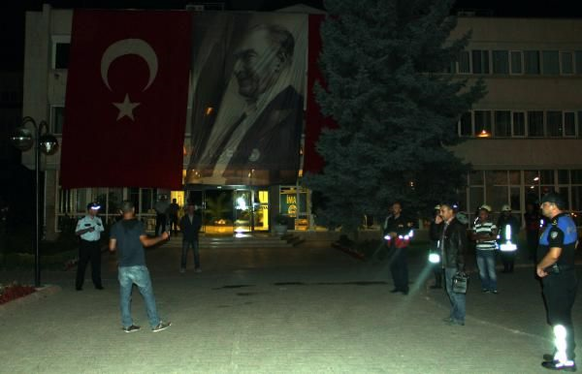 İş İstemek İçin Gittiği Belediye Önünde Kendini Yakmak İstedi