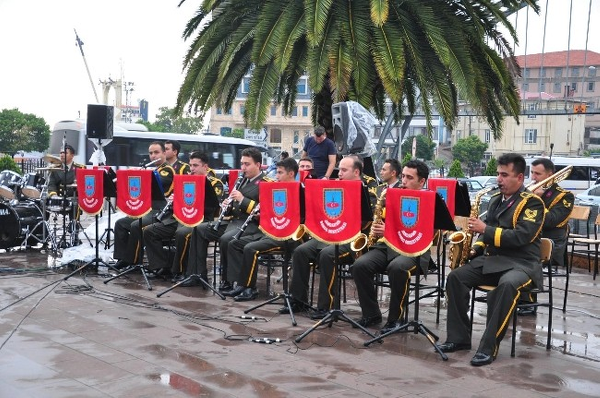 Jandarma Bandosu\'nun Konserine Yağmur Engeli