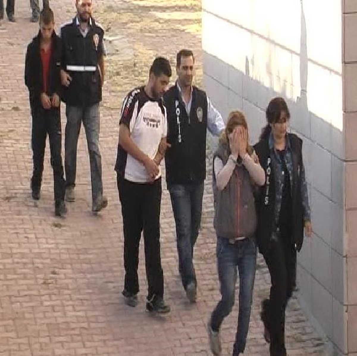 Kadınlar Gözcülük Yaparken, Erkekler Uyuşturucuyu Satıyormuş