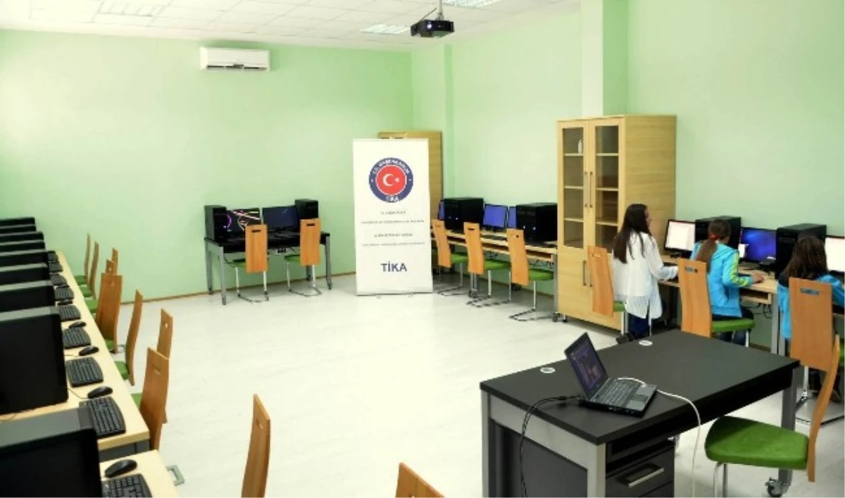 Karadağ\'da Nikşiç Meslek Lisesi\'ne Modern Bir Bilgisayar Sınıfı Kuruldu