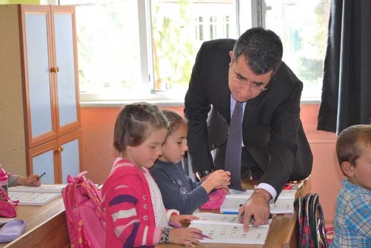 Kaymakam Çınar\'dan İlk ve Ortaokul Öğrencilerine Ziyaret